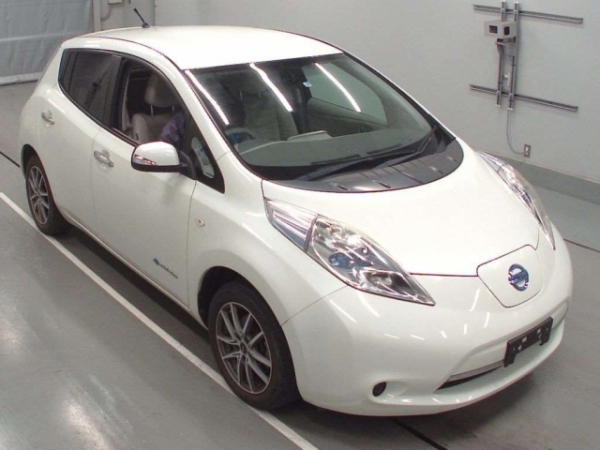 Электромобиль хэтчбек Nissan Leaf кузов ZE0 гв 2011