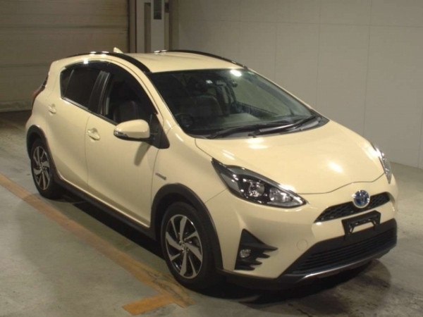 Кроссовер гибрид Toyota Aqua NHP10H модификация Crossover гв 2018