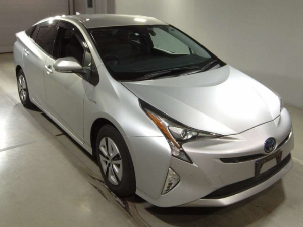 Лифтбек гибрид Toyota Prius кузов ZVW55 модификация A 4WD гв 2016