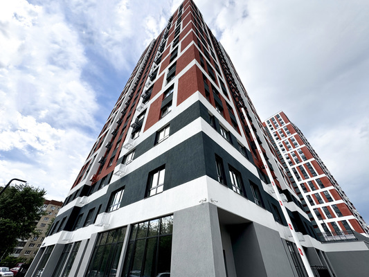 Продам угловое коммерческое помещение на первом этаже с отдельным вход
