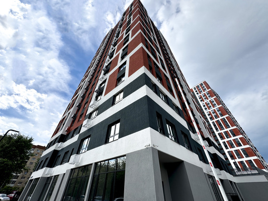 Продам коммерческое помещение на первом этаже с отдельным входом