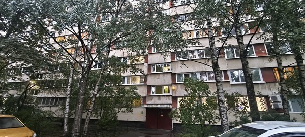 У метро