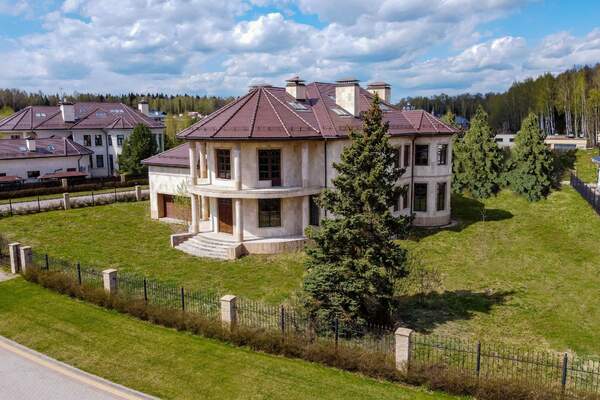Коттедж 840 м2 на участке 25 сот.