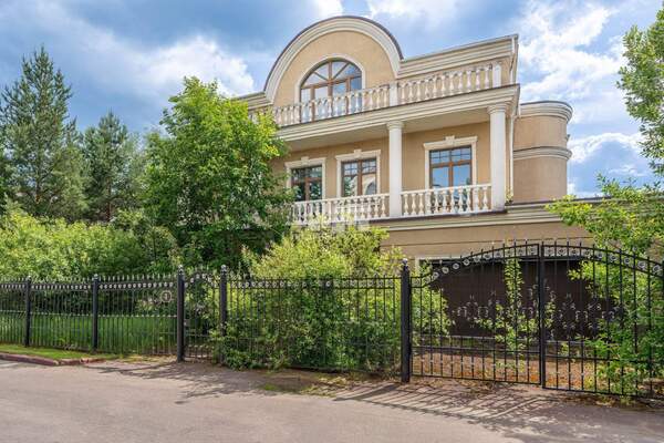 Дом 600 м2 на участке 20 сот.
