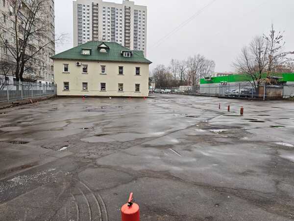 Сдам место на открытой стоянке.